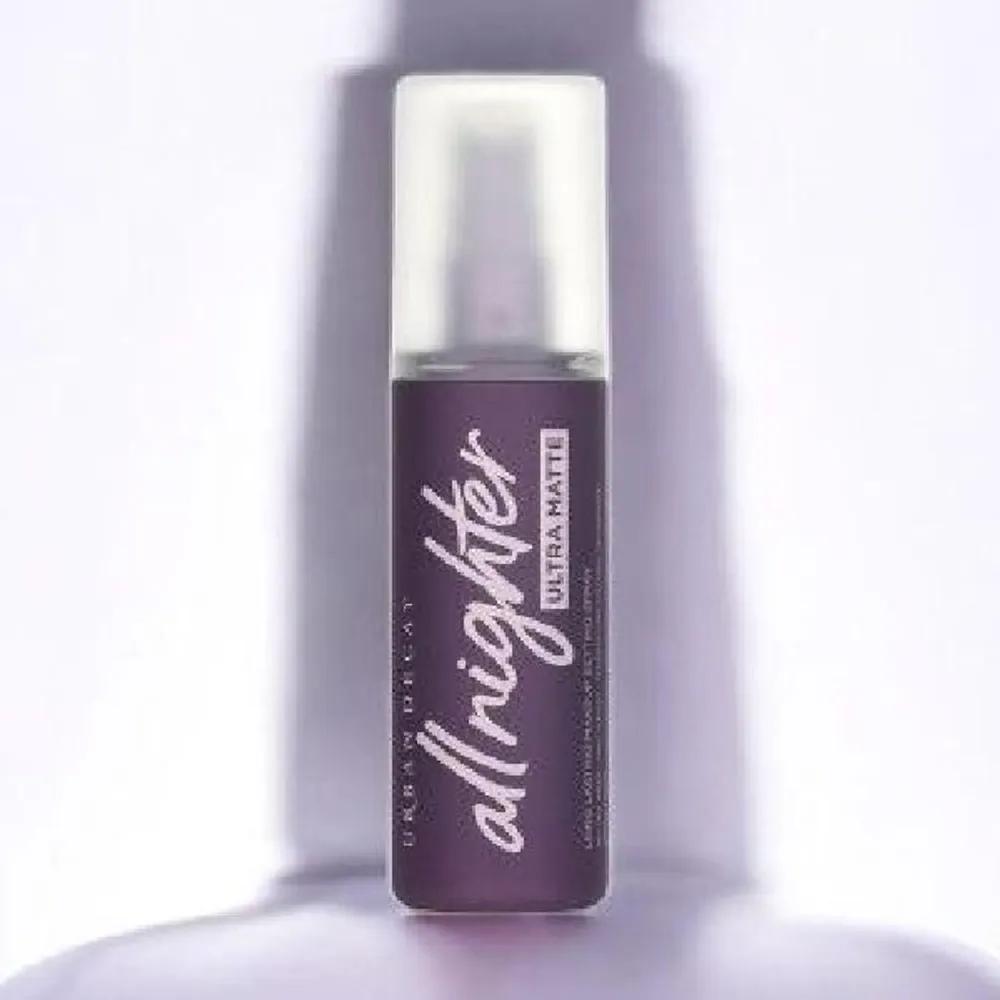 Urban Decay All Nighter Ультраматовый спрей для фиксации макияжа 118 мл
Urban Decay All Nighter Ультраматовый спрей для фиксации макияжа 118 мл