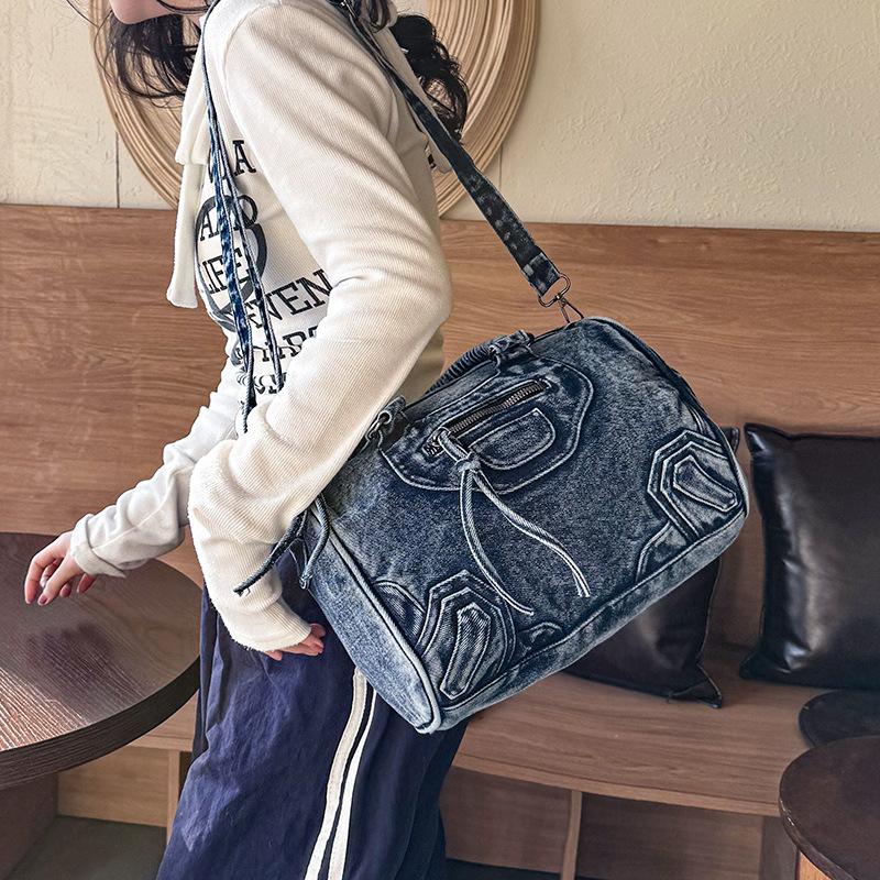 Retro denim locomotive premium feeling new handbag shoulder bag messenger bag large capacity tote bag синій
Retro denim locomotive premium feeling new handbag shoulder bag messenger bag large capacity tote bag синій