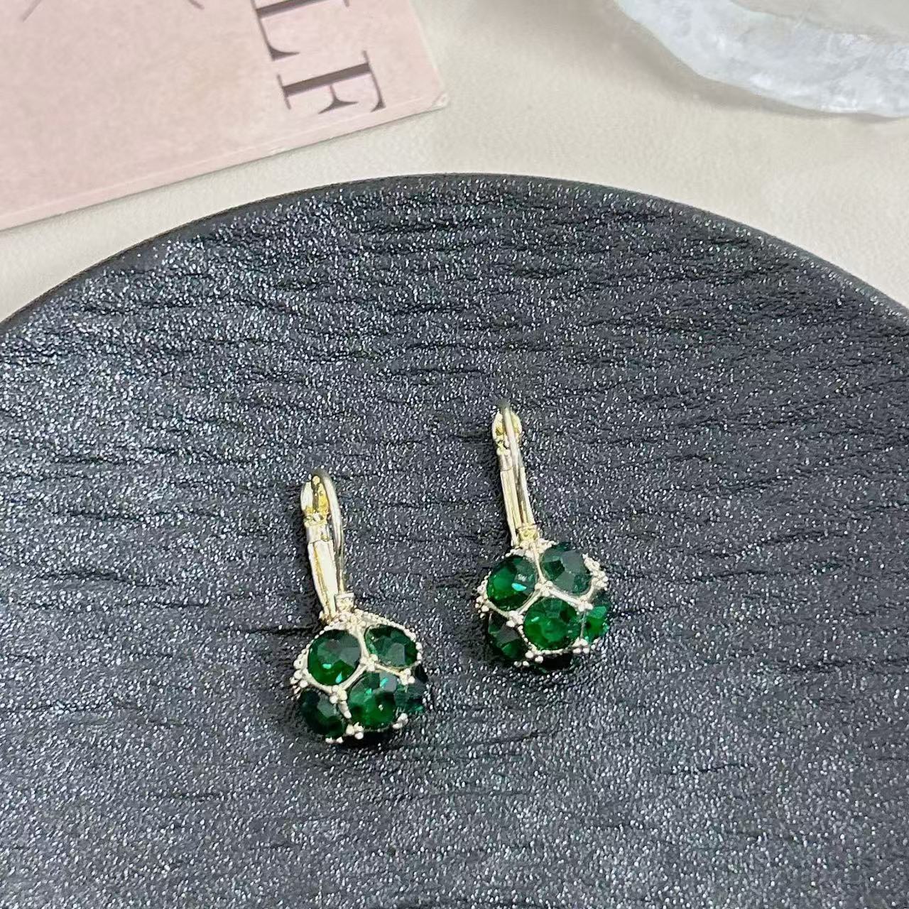 Korean retro color circle crystal earrings New light luxury niche design temperament earrings зелёный
Korean retro color circle crystal earrings New light luxury niche design temperament earrings зелёный