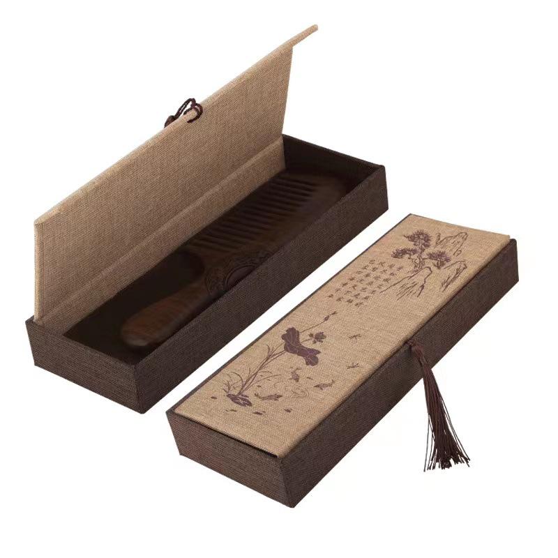 Гребень в форме полумесяца с гравировкой: Гладкий, мелкозубый гребень из зеленого сандалового дерева, антистатический, деревянный, с подарочной коробкой.
Гребень в форме полумесяца с гравировкой: Гладкий, мелкозубый гребень из зеленого сандалового дерева, антистатический, деревянный, с подарочной коробкой.