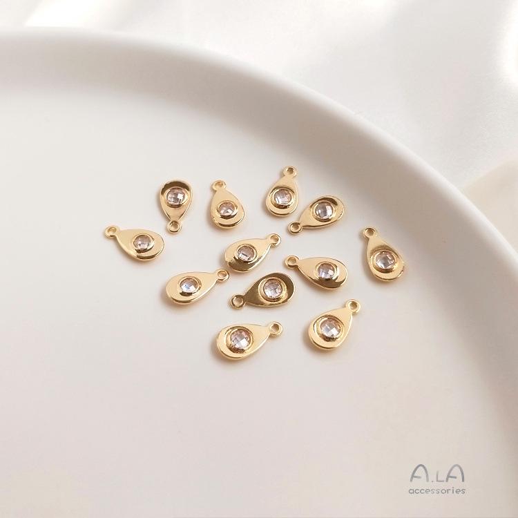 Серьги-шармы из 14-каратного золота с паве из бриллиантов, пентаграммой и цветком из циркония в форме капли
Серьги-шармы из 14-каратного золота с паве из бриллиантов, пентаграммой и цветком из циркония в форме капли