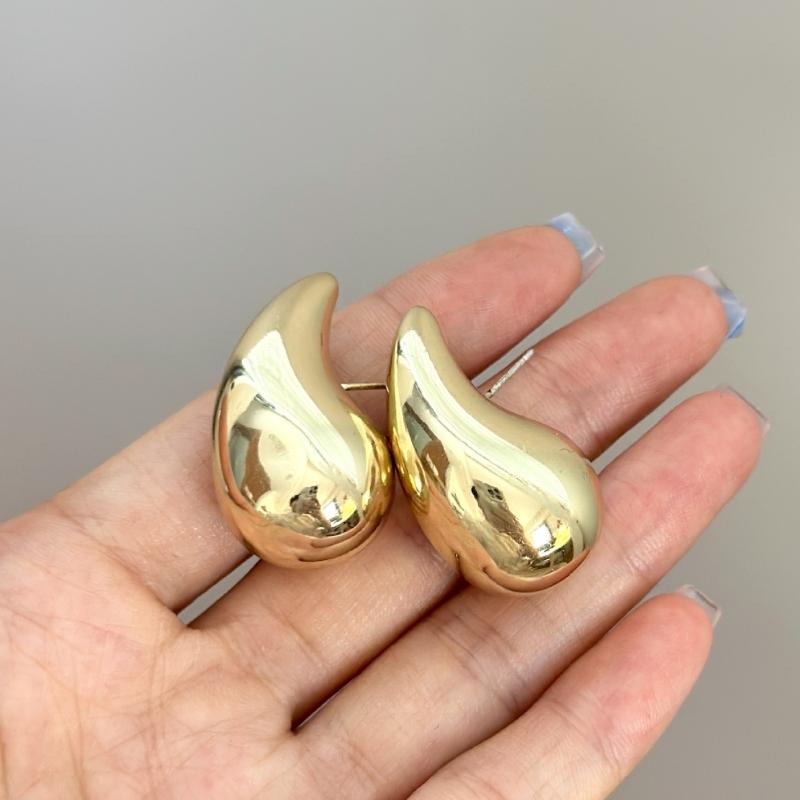 Simple Water Drop Women s Stud Earrings Gold Color Metal Retro Geometry Small Earrings Exaggerated Female Ear Zircon brincos
Simple Water Drop Women s Stud Earrings Gold Color Metal Retro Geometry Small Earrings Exaggerated Female Ear Zircon brincos