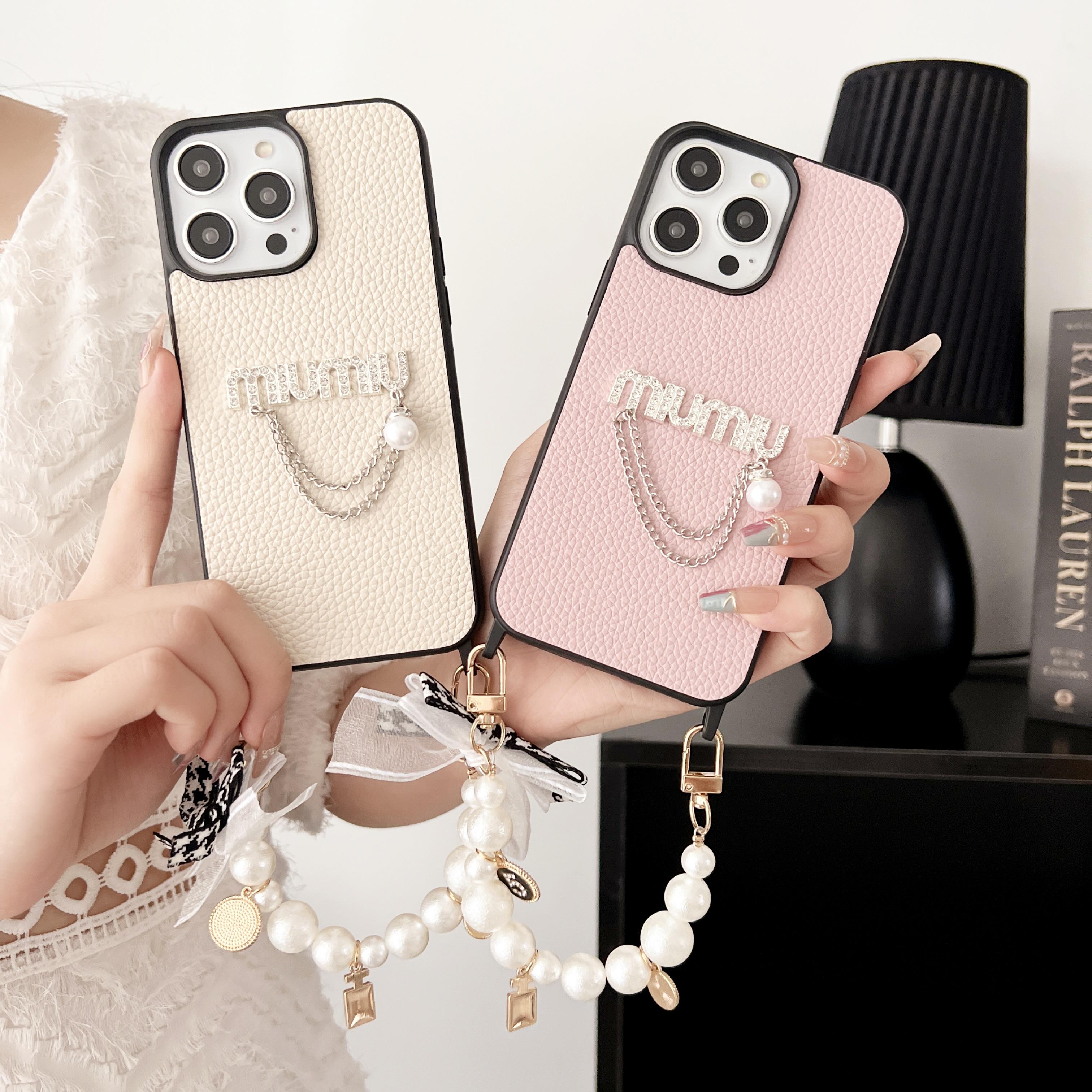 Роскошный защитный чехол с шикарным рисунком личи для iPhone 12 13 14 15 Pro Max с жемчужным браслетом 
Роскошный защитный чехол с шикарным рисунком личи для iPhone 12 13 14 15 Pro Max с жемчужным браслетом