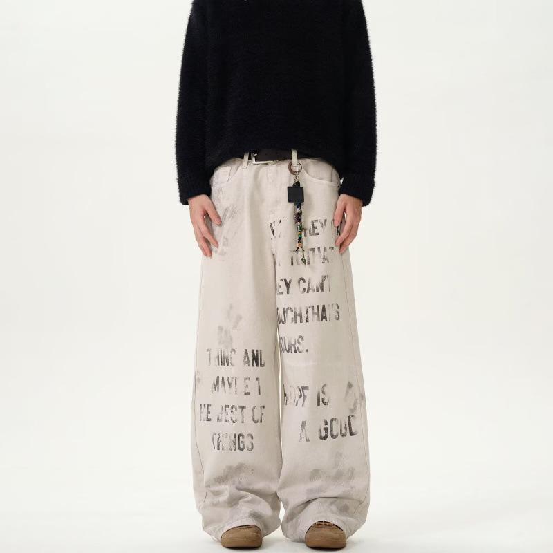 Retro American Slogan Print Jeans – Unisex Loose Straight Leg Pants with Wooden Texture Small білий/сірий колір
Retro American Slogan Print Jeans – Unisex Loose Straight Leg Pants with Wooden Texture Small білий/сірий колір