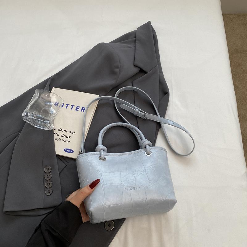 Портативная маленькая сумка премиум-класса женская 2025 новая модная универсальная сумка через плечо простая сумка-мессенджер сумка-ведро
Портативная маленькая сумка премиум-класса женская 2025 новая модная универсальная сумка через плечо простая сумка-мессенджер сумка-ведро