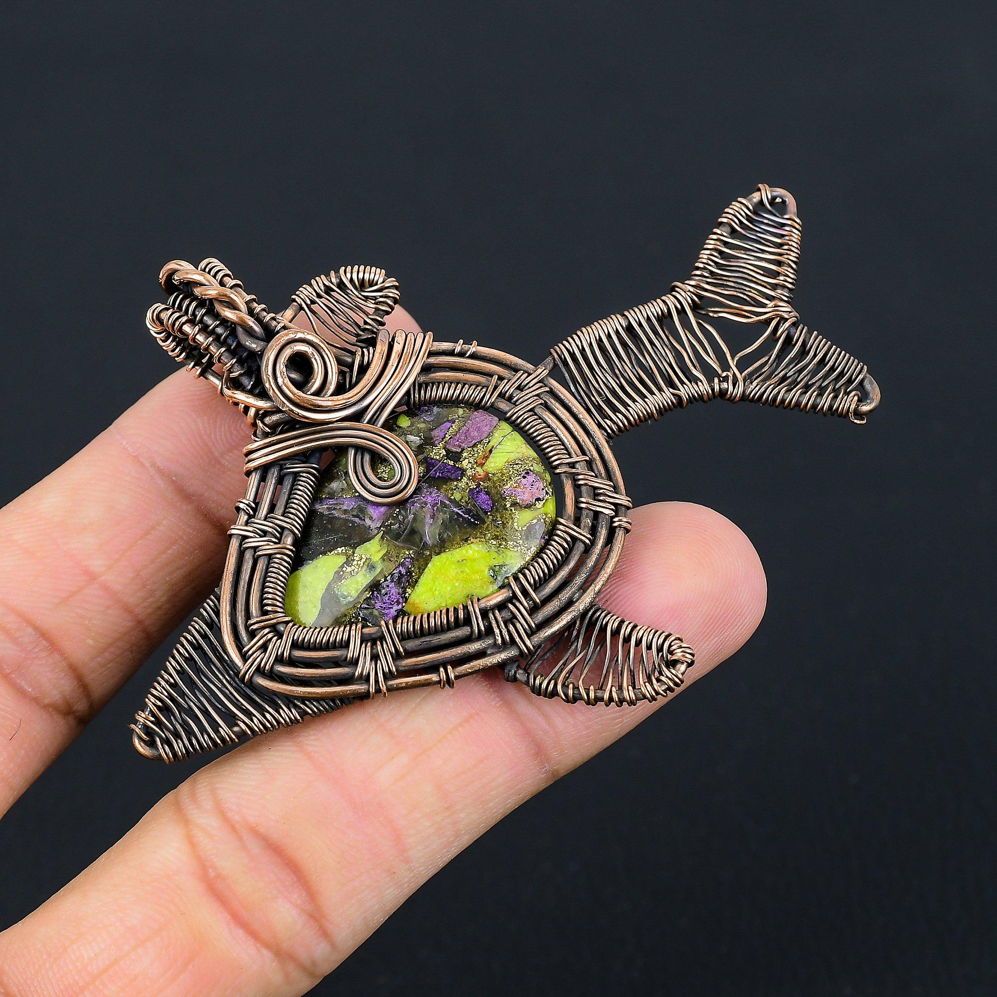 Красивый стихтит драгоценный камень ручной работы из чистой медной проволоки, обернутый рыбой, кулон, ювелирные изделия 2.55 Inches зелёный
Красивый стихтит драгоценный камень ручной работы из чистой медной проволоки, обернутый рыбой, кулон, ювелирные изделия 2.55 Inches зелёный