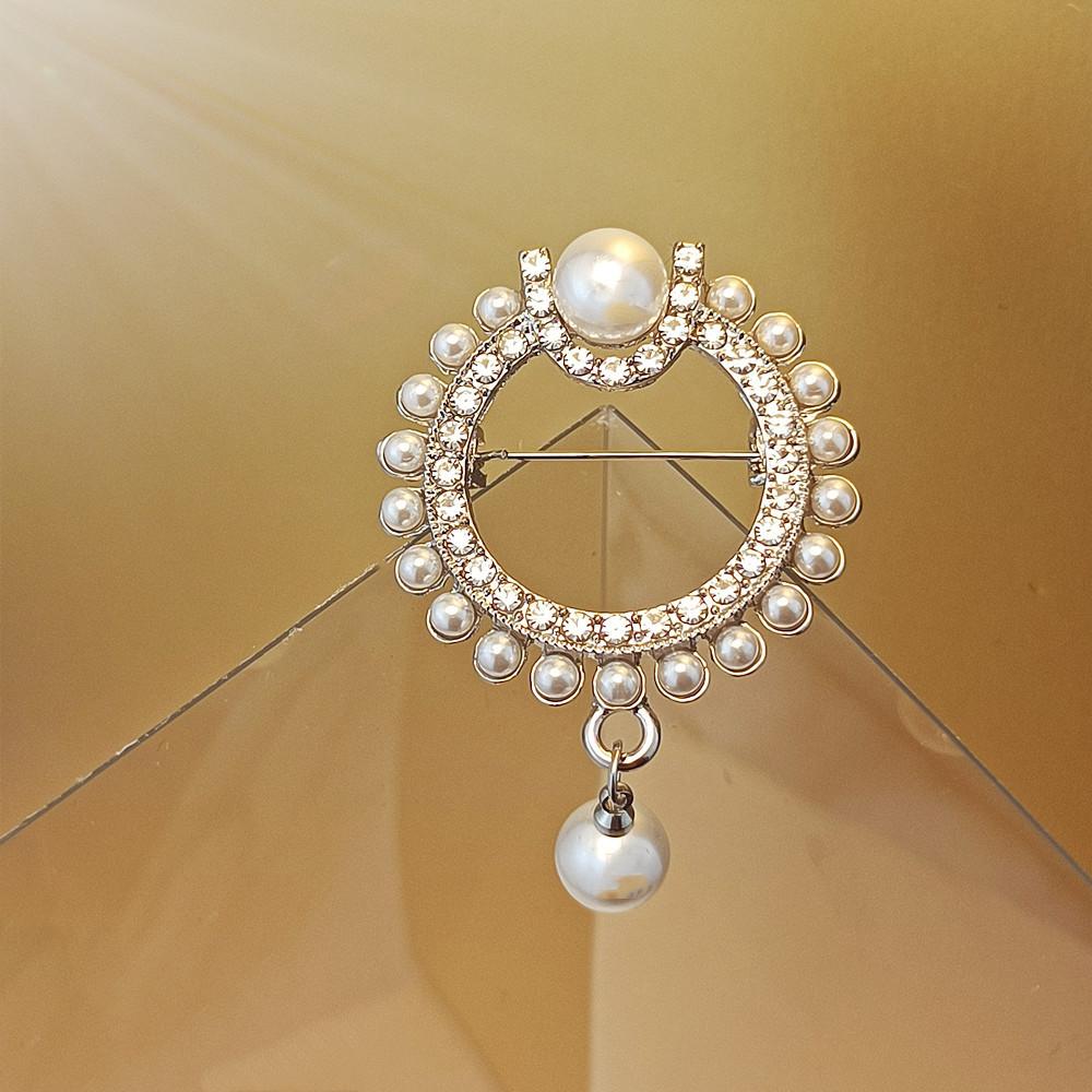 Жемчужная брошь со стразами, женская мода, простой круглый корсаж, осенне-зимний кардиган, свитер, булавка, украшение серебряный
Жемчужная брошь со стразами, женская мода, простой круглый корсаж, осенне-зимний кардиган, свитер, булавка, украшение серебряный