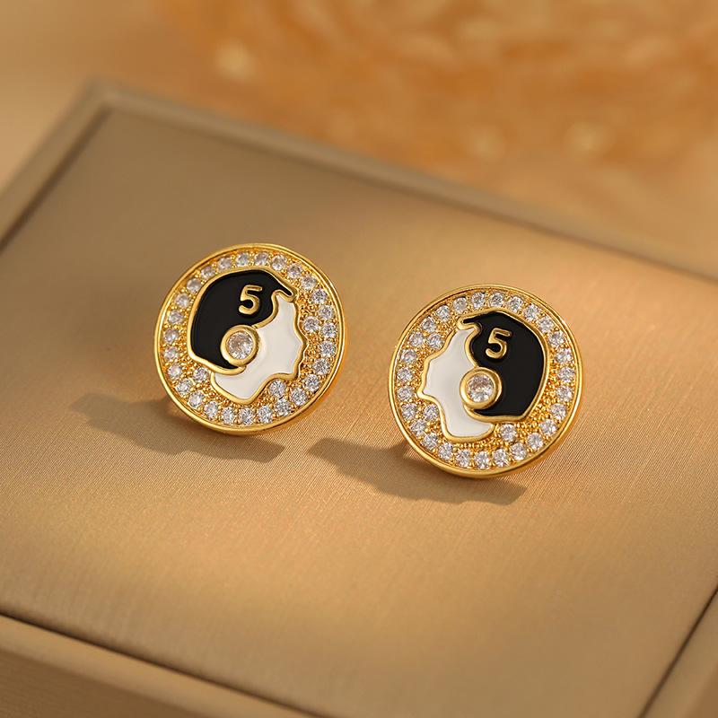 French Retro Small Fragrant Earrings Geometric Round High-End Light Luxury Temperament Fashion Personalized Earrings 18K
French Retro Small Fragrant Earrings Geometric Round High-End Light Luxury Temperament Fashion Personalized Earrings 18K