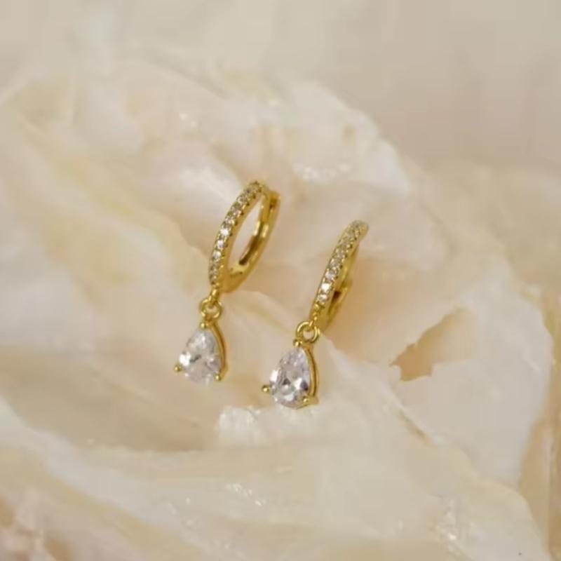Dainty Gold Color Drop Earrings Female Graceful Bright Drop-shaped Zirconia Pendant Accessories for Engagement Party
Dainty Gold Color Drop Earrings Female Graceful Bright Drop-shaped Zirconia Pendant Accessories for Engagement Party