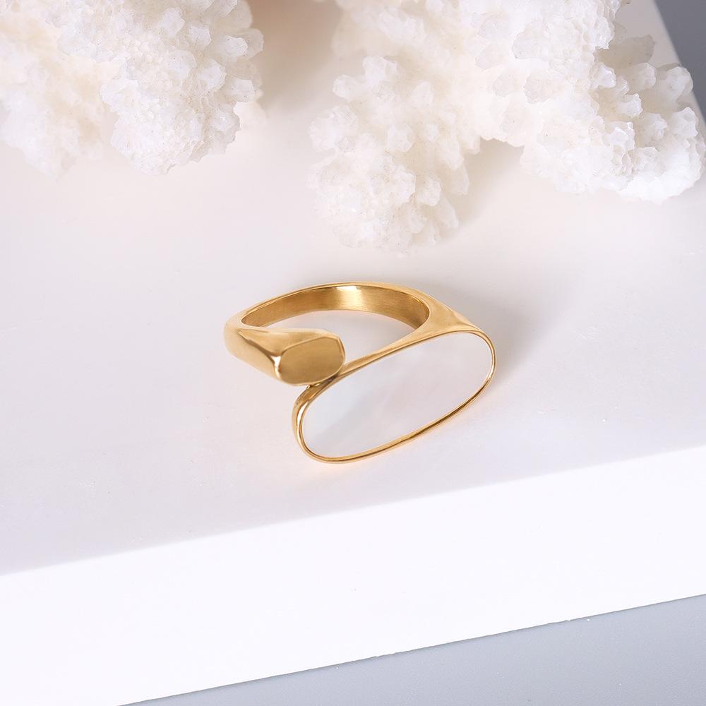 European & American Style 18K Gold-Plated Titanium Steel White Seashell Oval Women s Ring Size 7
European & American Style 18K Gold-Plated Titanium Steel White Seashell Oval Women s Ring Size 7