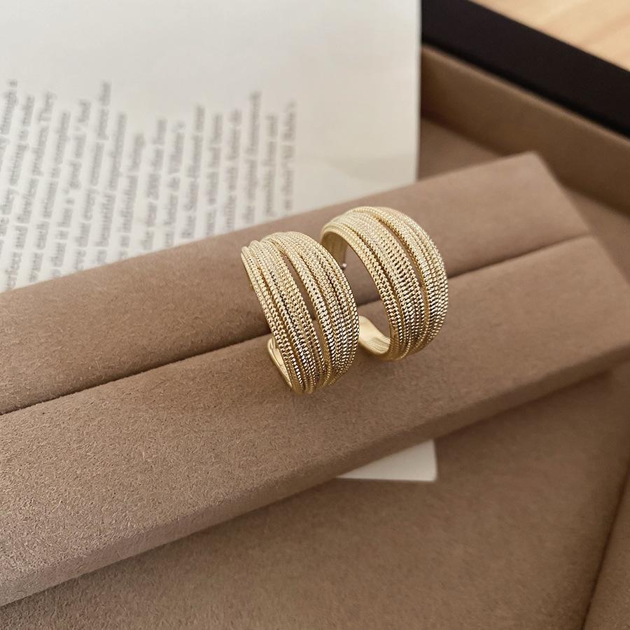 14k Gold-Plated Geometric C-Shaped Stud Earrings, Multi-Layered Design, European and American Style, Unique and High-End.
14k Gold-Plated Geometric C-Shaped Stud Earrings, Multi-Layered Design, European and American Style, Unique and High-End.