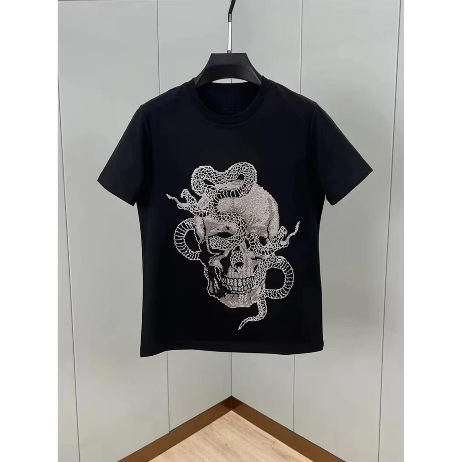 2025 Philip PP European and American Fashion Brand Round Neck Short Sleeve Women T-shirt Men s Summer Skull Snake Letter Print XXXXXL чорний
2025 Philip PP European and American Fashion Brand Round Neck Short Sleeve Women T-shirt Men s Summer Skull Snake Letter Print XXXXXL чорний