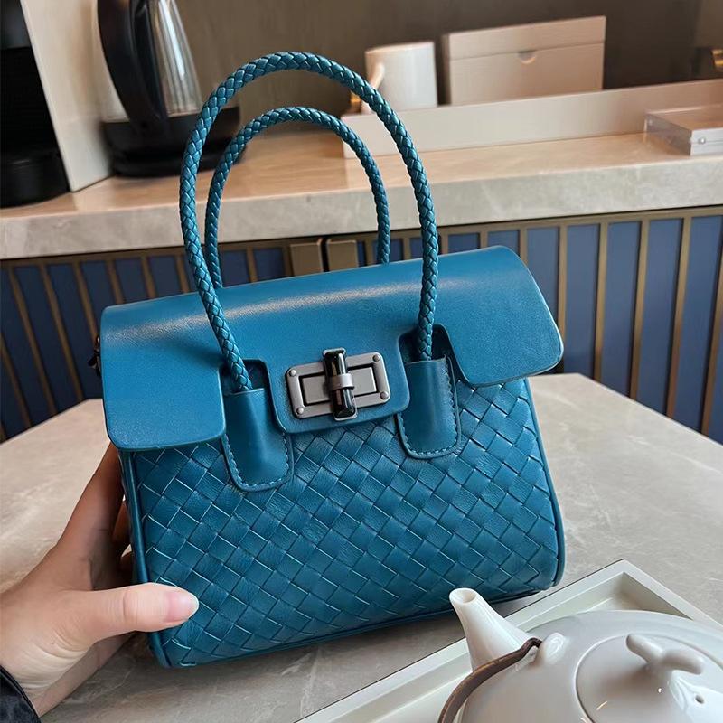 Сумка из овчины 2025 года, новая плетеная сумка ручной работы с высококачественным ощущением, контрастного цвета, одно плечо, женская сумка через плечо 21x10x19cm светло-синий
Сумка из овчины 2025 года, новая плетеная сумка ручной работы с высококачественным ощущением, контрастного цвета, одно плечо, женская сумка через плечо 21x10x19cm светло-синий