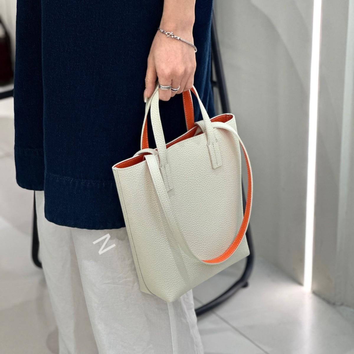 Leather 2025 spring and summer new double-sided shoulder bag tote bag bucket bag vegetable basket bag open armpit bag 19*25*7cm
Leather 2025 spring and summer new double-sided shoulder bag tote bag bucket bag vegetable basket bag open armpit bag 19*25*7cm