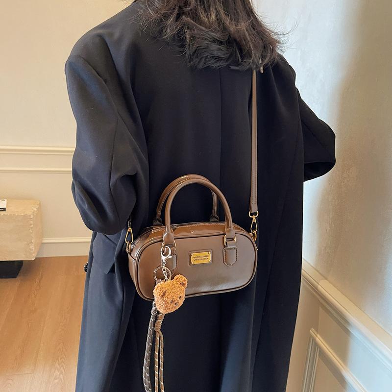2025 high fashion niche baguette bag temperament versatile commuter can be one shoulder crossbody portable underarm bag 23*8*12
2025 high fashion niche baguette bag temperament versatile commuter can be one shoulder crossbody portable underarm bag 23*8*12