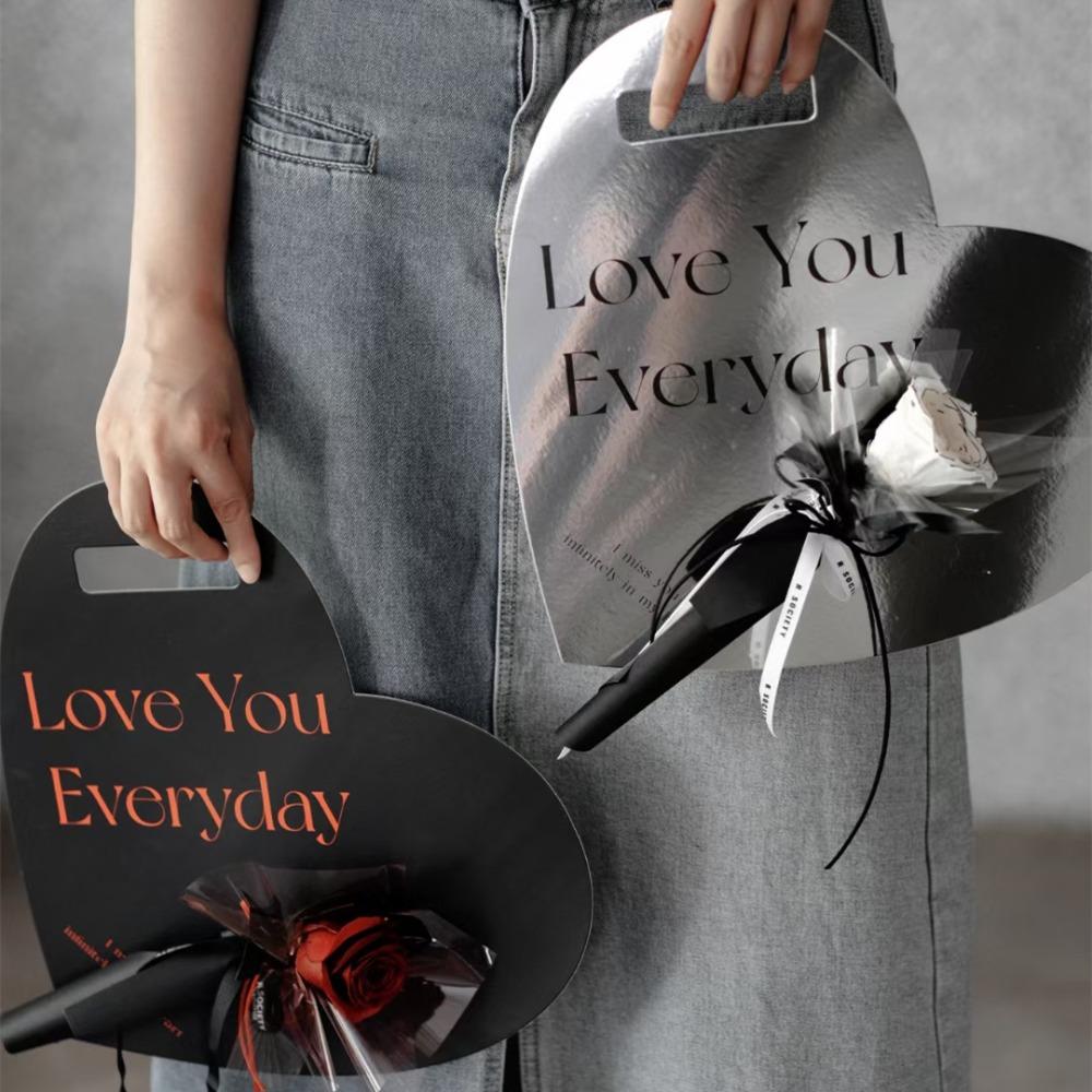 Flower Handbag Packaging Box Heart-shaped Bouquet Flower Wrapping New Packing Material чорний
Flower Handbag Packaging Box Heart-shaped Bouquet Flower Wrapping New Packing Material чорний