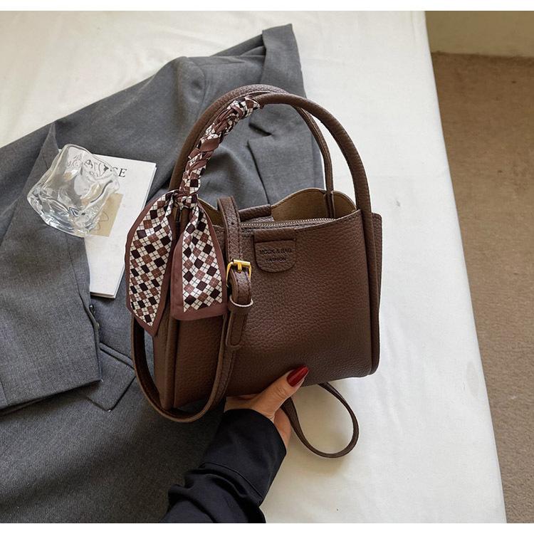 This year s popular vegetable basket handbag women s 2025 new soft leather bucket bag commuter shoulder messenger bag коричневий
This year s popular vegetable basket handbag women s 2025 new soft leather bucket bag commuter shoulder messenger bag коричневий