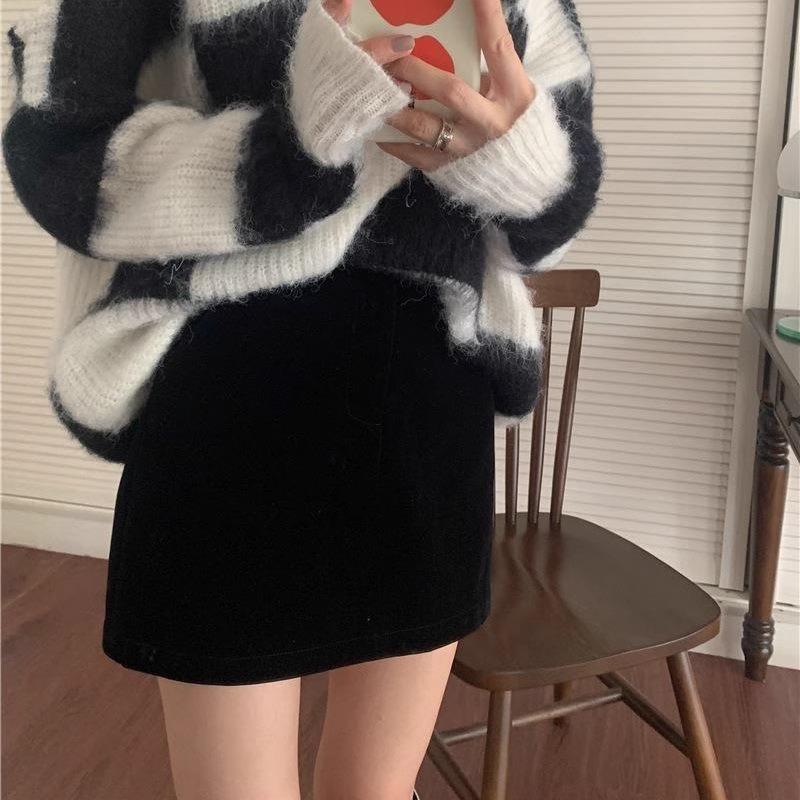 Женская черная шерстяная юбка миди А-силуэта - Корейский стиль, Высокая посадка, Приталенная, Универсальная для осени/зимы 2023 S
Женская черная шерстяная юбка миди А-силуэта - Корейский стиль, Высокая посадка, Приталенная, Универсальная для осени/зимы 2023 S