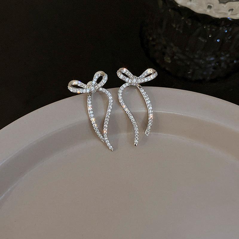 Элегантные серьги-бантики с бриллиантами: Позолота из настоящего золота, серебряная игла, экологичный, высококлассный дизайн для женщин
Элегантные серьги-бантики с бриллиантами: Позолота из настоящего золота, серебряная игла, экологичный, высококлассный дизайн для женщин