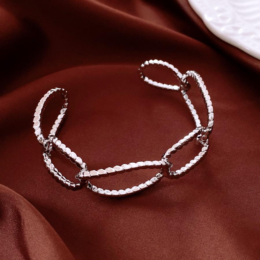 18K Real Gold Electroplated Oval Hollow Bracelet European and American Simple Bracelet Personality Trend Versatile Jewelry Women
18K Real Gold Electroplated Oval Hollow Bracelet European and American Simple Bracelet Personality Trend Versatile Jewelry Women