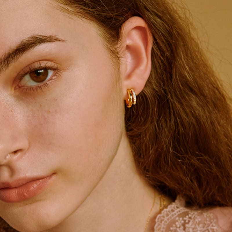 Hei TWO-LINE CUBIC EARRING gold
Hei TWO-LINE CUBIC EARRING gold