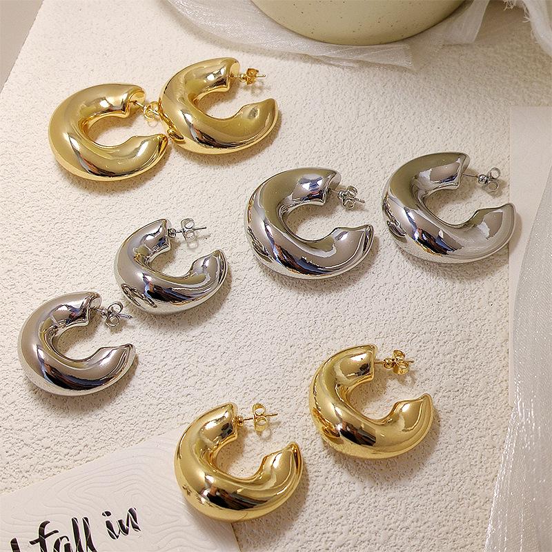 C-shaped Hollow Stud Earrings: European & American Fashion, High-end Simple Luxury, Versatile Ear Jewelry for Women
C-shaped Hollow Stud Earrings: European & American Fashion, High-end Simple Luxury, Versatile Ear Jewelry for Women