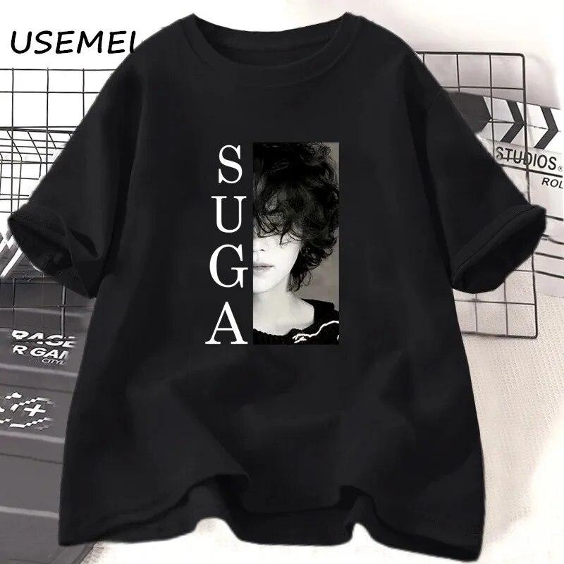 Новая футболка унисекс Kpop Suga, рубашки большого размера из хлопка с коротким рукавом, повседневная одежда WoUnisex из хлопка с круглым вырезом, уличная одежда, корейская модная одежда
Новая футболка унисекс Kpop Suga, рубашки большого размера из хлопка с коротким рукавом, повседневная одежда WoUnisex из хлопка с круглым вырезом, уличная одежда, корейская модная одежда
