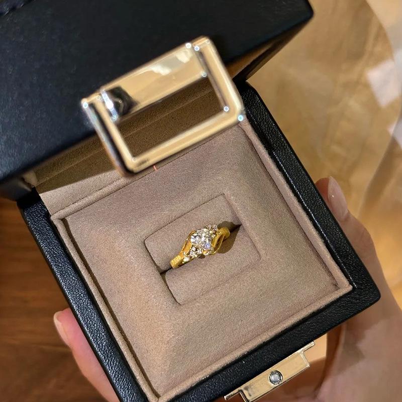 Ретро цирконовое полое кольцо: Изысканная мода для женщин
Ретро цирконовое полое кольцо: Изысканная мода для женщин