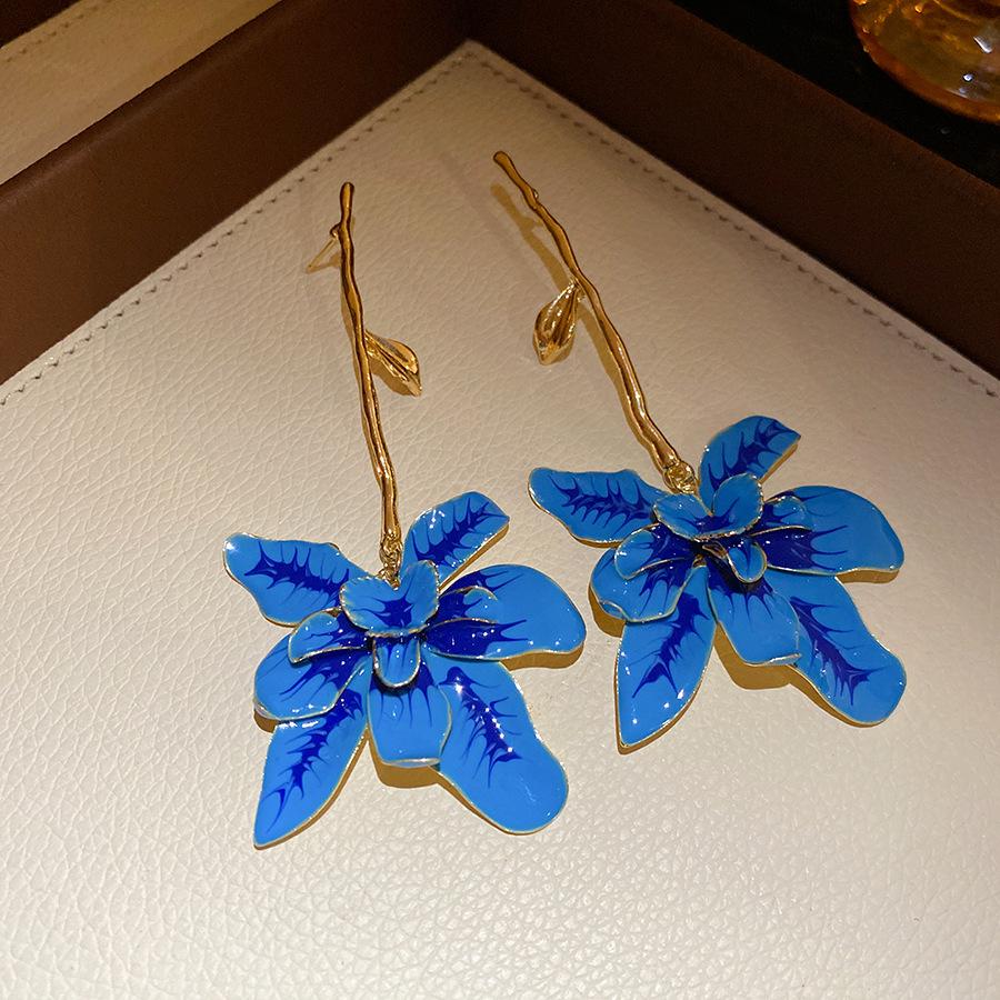 Silver needle dripping oil flower pendant earrings personality retro temperament earrings light luxury high-end earrings design sense niche
Silver needle dripping oil flower pendant earrings personality retro temperament earrings light luxury high-end earrings design sense niche