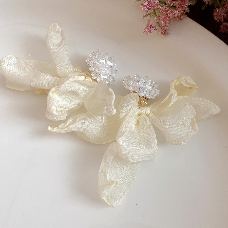 Silver needle fabric chiffon flower fringed stud earrings women s new popular earrings niche design earrings
Silver needle fabric chiffon flower fringed stud earrings women s new popular earrings niche design earrings