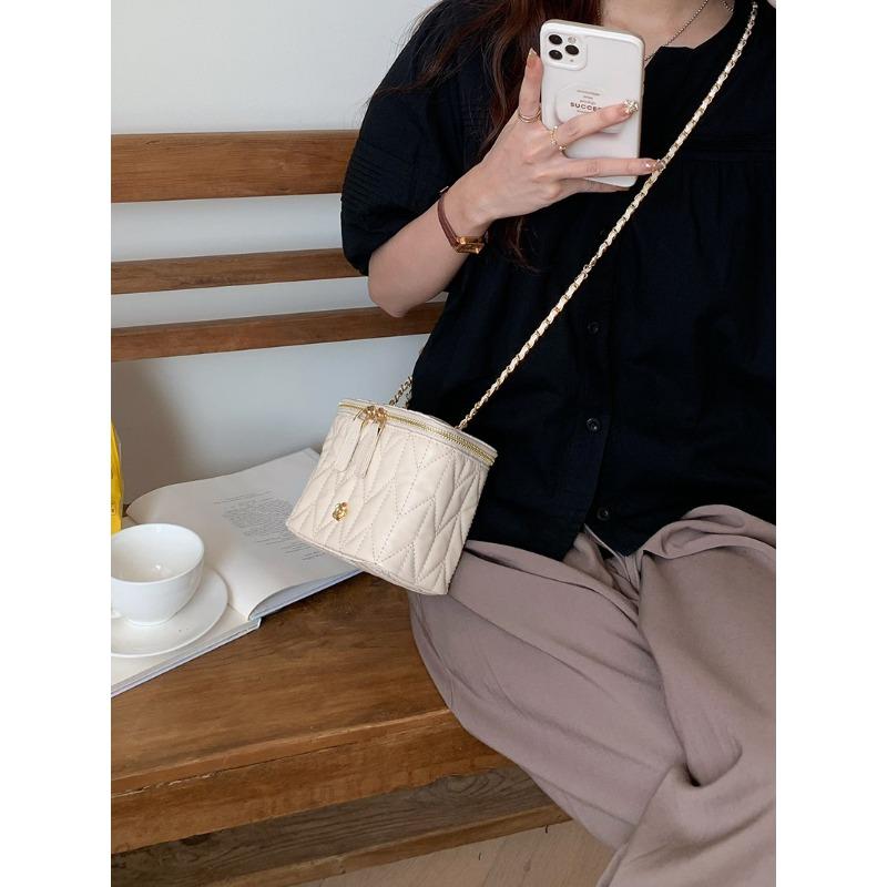 Diamond Temperament Small Fragrance Style Chain Bag designed for Women Latest Fashion Summer Compact Square Bag Versatile Ins Crossbody Bag
Diamond Temperament Small Fragrance Style Chain Bag designed for Women Latest Fashion Summer Compact Square Bag Versatile Ins Crossbody Bag