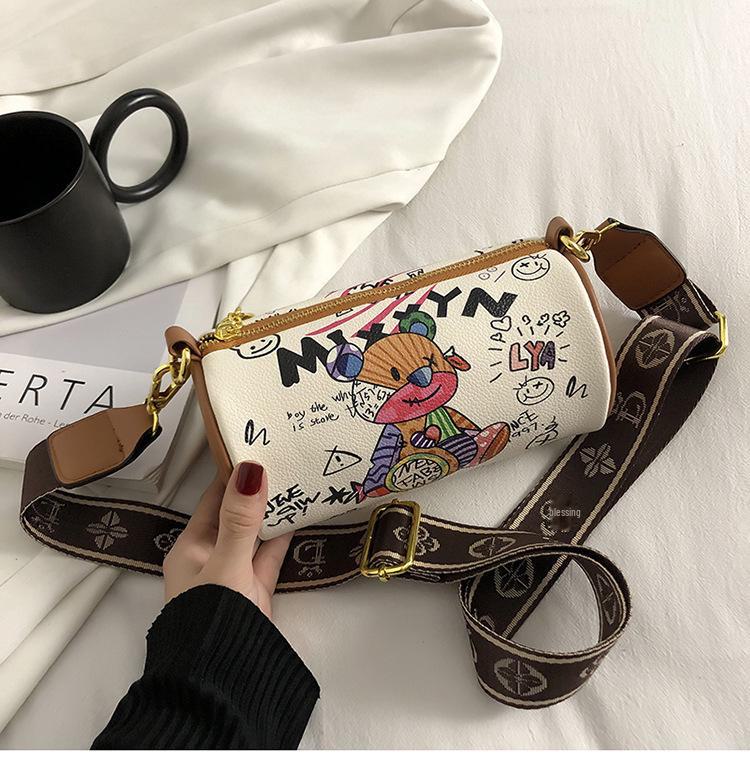 Летняя сумка на плечо с рисунком медведя-граффити 2024 года: Модный цилиндр с широким ремешком 10*18-*10 белый
Летняя сумка на плечо с рисунком медведя-граффити 2024 года: Модный цилиндр с широким ремешком 10*18-*10 белый