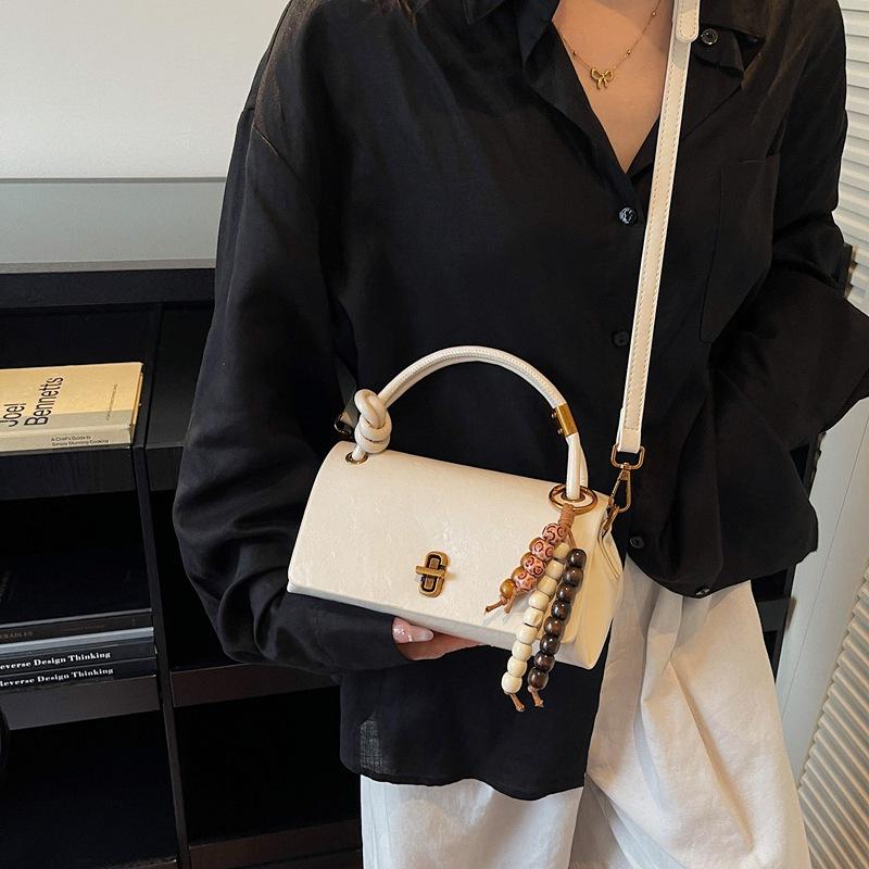 New fashionable retro messenger bag women s 2025 Korean version autumn high-end texture simple and versatile shoulder handbag No pendant (23 * 8 * 11)
New fashionable retro messenger bag women s 2025 Korean version autumn high-end texture simple and versatile shoulder handbag No pendant (23 * 8 * 11)