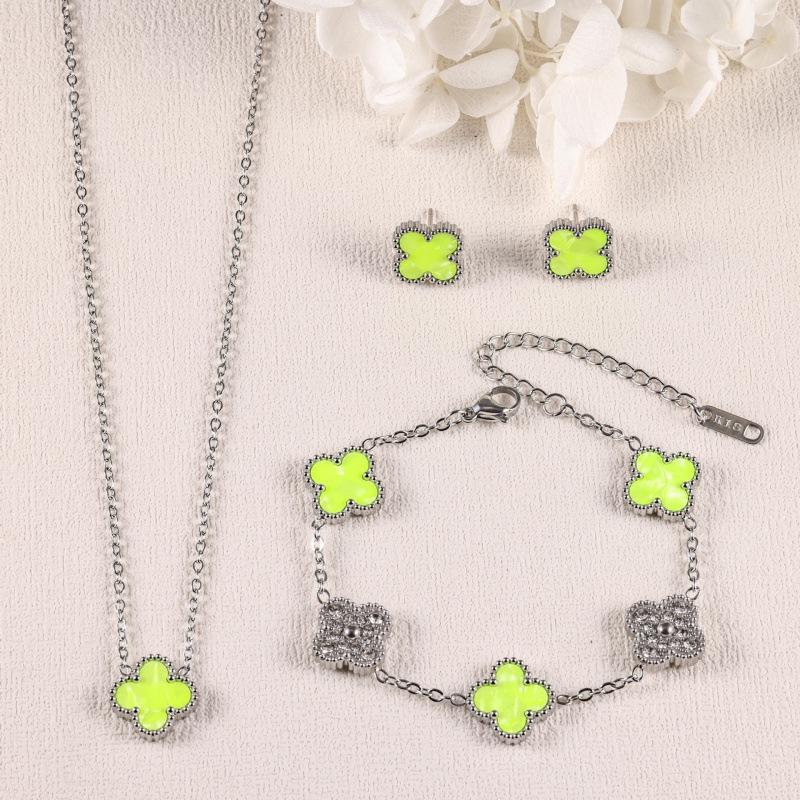 Luxury Four-leaf Clover Three-piece Necklace Bracelet and Earring Set with Non-fading Zircon Fashion Jewelry two diamond three-piece set
Luxury Four-leaf Clover Three-piece Necklace Bracelet and Earring Set with Non-fading Zircon Fashion Jewelry two diamond three-piece set