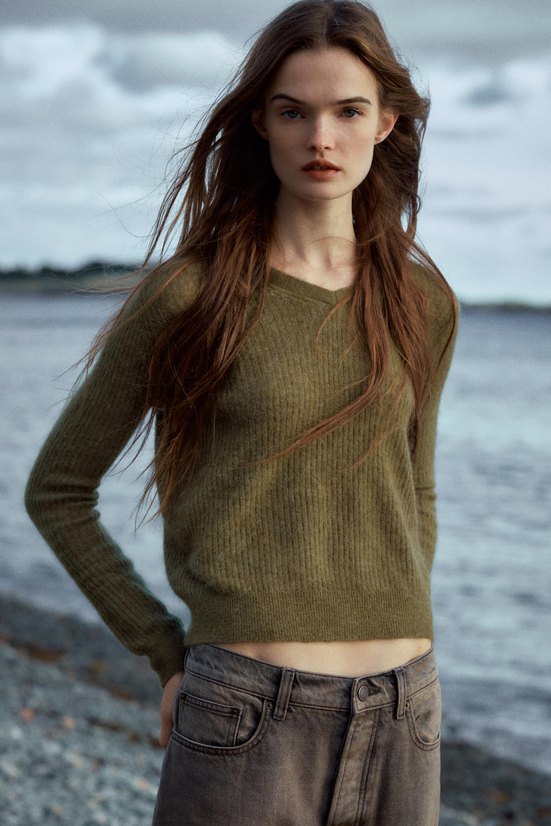 СВИТЕР В РЕБРУСКУ ИЗ АЛЬПАКИ И ШЕРСТИ
СВИТЕР В РЕБРУСКУ ИЗ АЛЬПАКИ И ШЕРСТИ