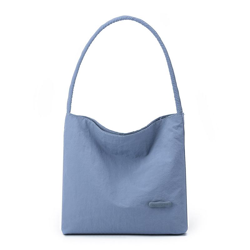 Новая женская сумка легкая повседневная универсальная легкая сумка из нейлоновой ткани
Новая женская сумка легкая повседневная универсальная легкая сумка из нейлоновой ткани