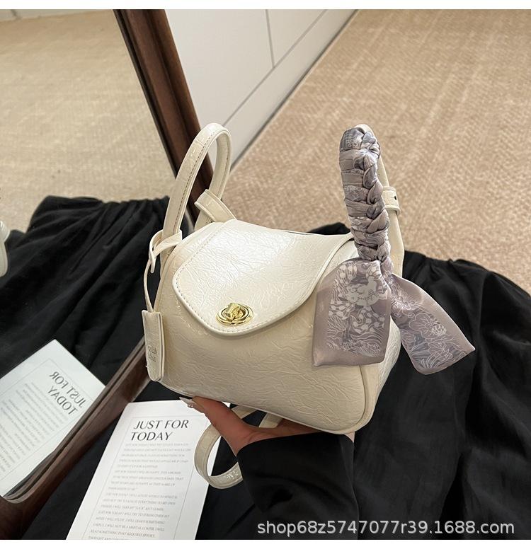 High-end fashion hand-carried lunch box bag women s bag 2025 new niche design messenger bag foreign silk scarf shoulder bag білий
High-end fashion hand-carried lunch box bag women s bag 2025 new niche design messenger bag foreign silk scarf shoulder bag білий