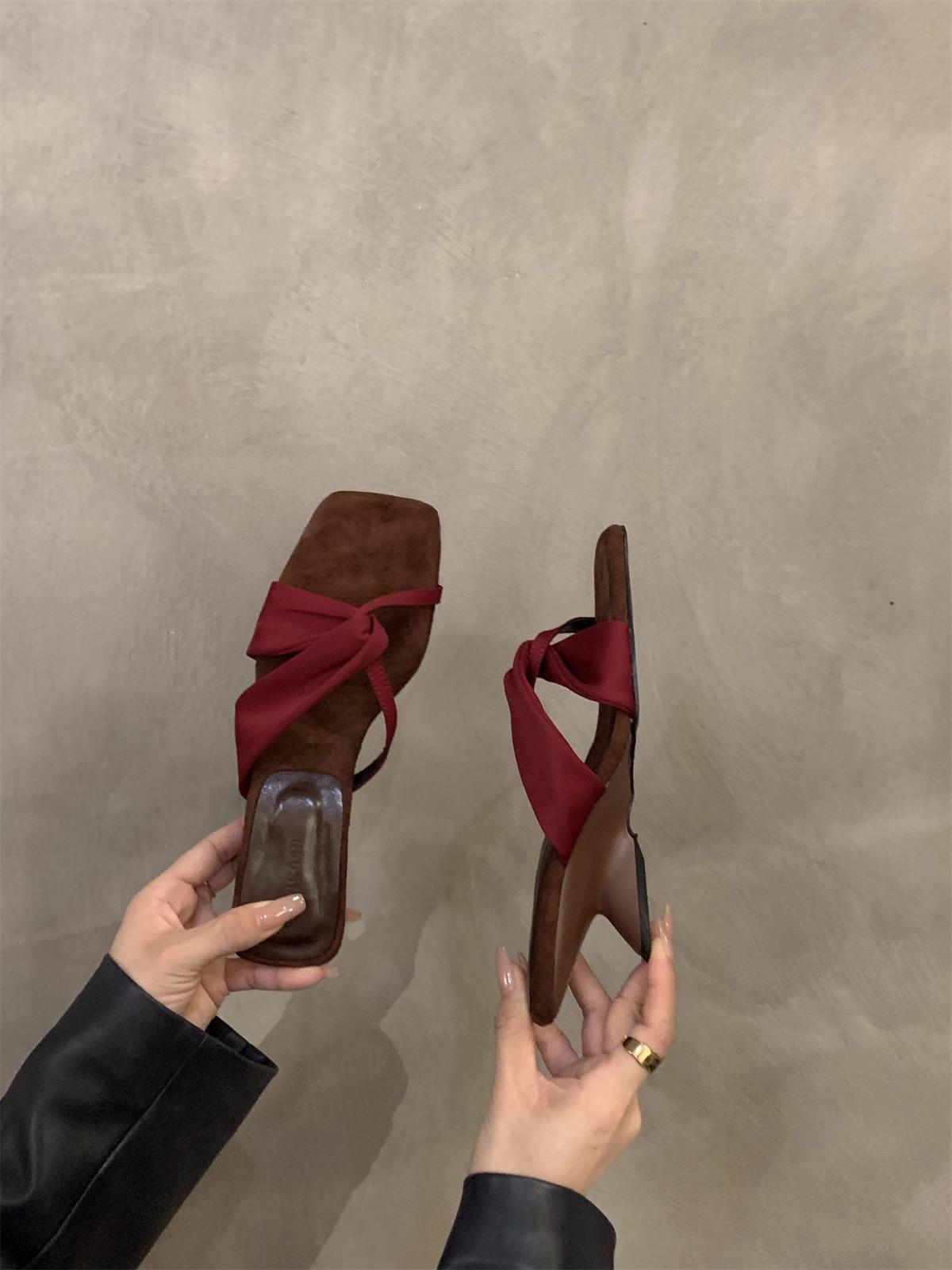 Нишевые танкетки на высоком каблуке, шлепанцы на одно слово, туфли феи, верхняя одежда, 2025 лето, темпераментный красный, французские сандалии 35
Нишевые танкетки на высоком каблуке, шлепанцы на одно слово, туфли феи, верхняя одежда, 2025 лето, темпераментный красный, французские сандалии 35