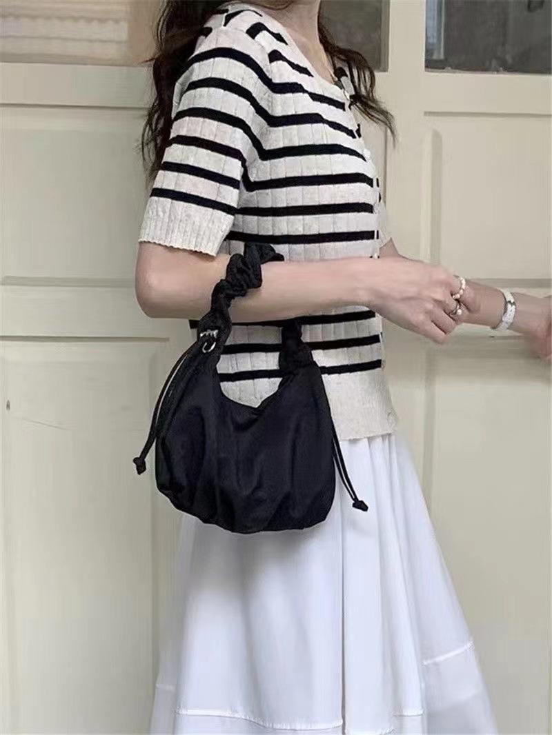 Сумка через плечо Niche Design, женская, ретро, модная, крутая, модная, нейлоновая, повседневная, универсальная, сумка-мессенджер чёрный
Сумка через плечо Niche Design, женская, ретро, модная, крутая, модная, нейлоновая, повседневная, универсальная, сумка-мессенджер чёрный