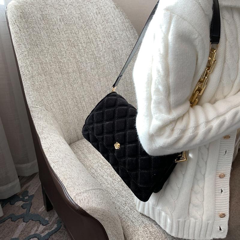 Suede simple bag women s 2025 new winter rhombus small fragrant shoulder bag chain crossbody small square bag червоний
Suede simple bag women s 2025 new winter rhombus small fragrant shoulder bag chain crossbody small square bag червоний