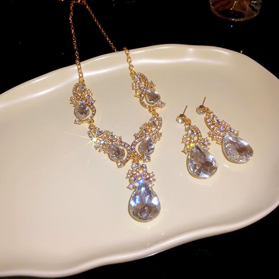 Diamond-encrusted geometric water drop pendant necklace light luxury high-end clavicle chain exaggerated personality niche design jewelry
Diamond-encrusted geometric water drop pendant necklace light luxury high-end clavicle chain exaggerated personality niche design jewelry