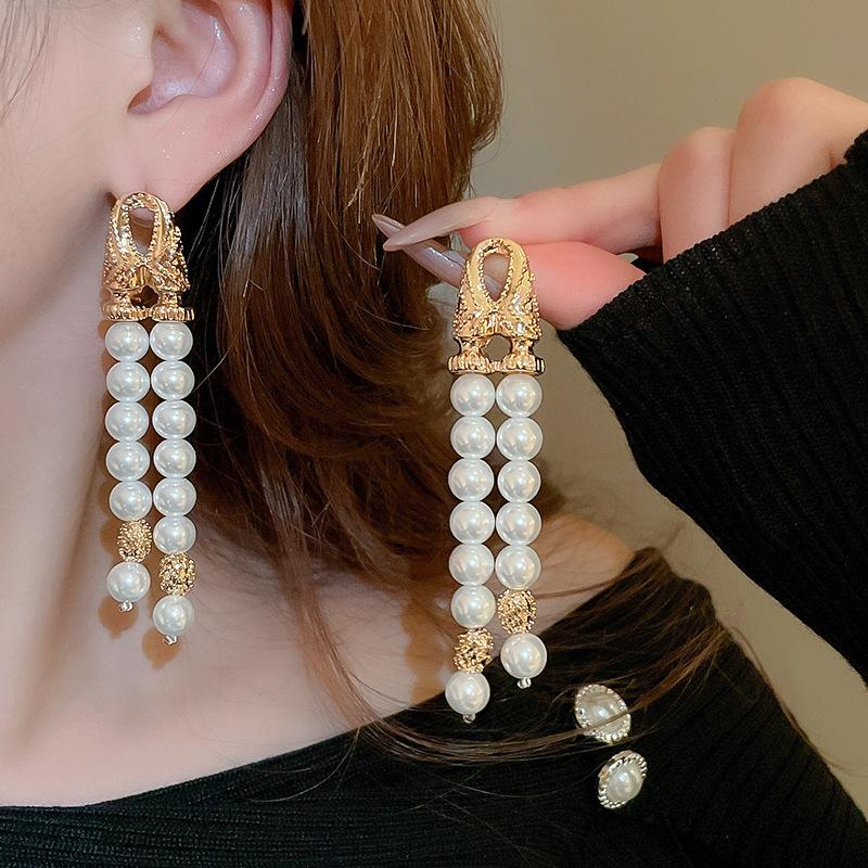 Double-layer artificial pearl fringed earrings French fashion stud earrings light luxury high-end temperament versatile earrings women
Double-layer artificial pearl fringed earrings French fashion stud earrings light luxury high-end temperament versatile earrings women
