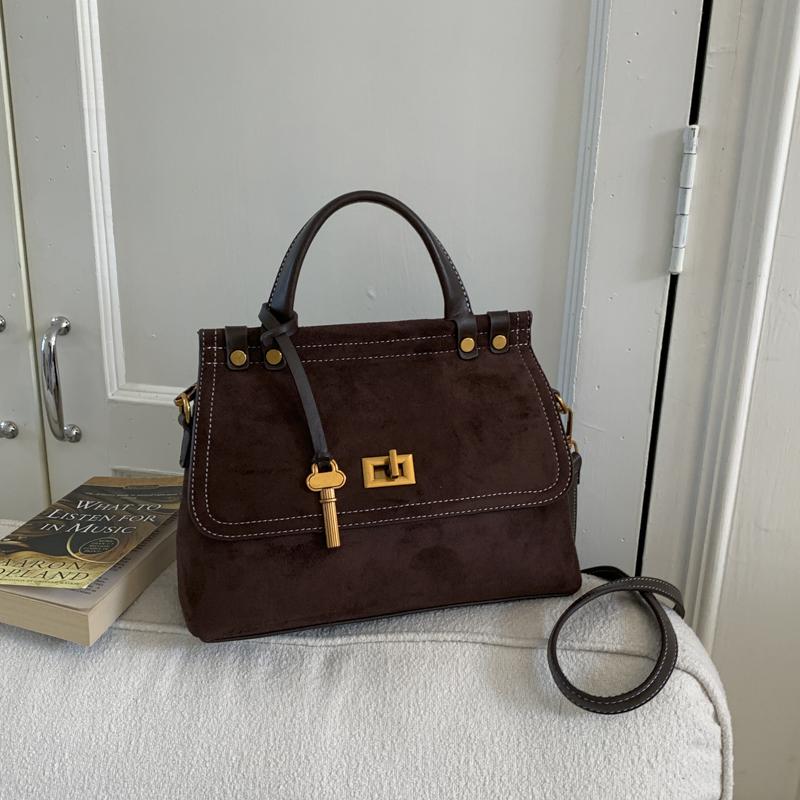 Retro Top-handle Bags For Women Winter Designer Handbags Luxury Flap Shape PU Suede Shoulder Crossbody Bag 26x9x15cm
Retro Top-handle Bags For Women Winter Designer Handbags Luxury Flap Shape PU Suede Shoulder Crossbody Bag 26x9x15cm