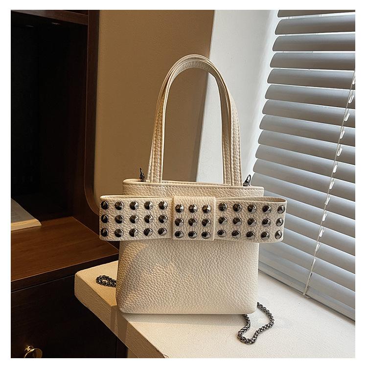 Summer fashion high-end handbag bag women s 2025 new rivet chain bag messenger bag bucket bag tide чорний
Summer fashion high-end handbag bag women s 2025 new rivet chain bag messenger bag bucket bag tide чорний