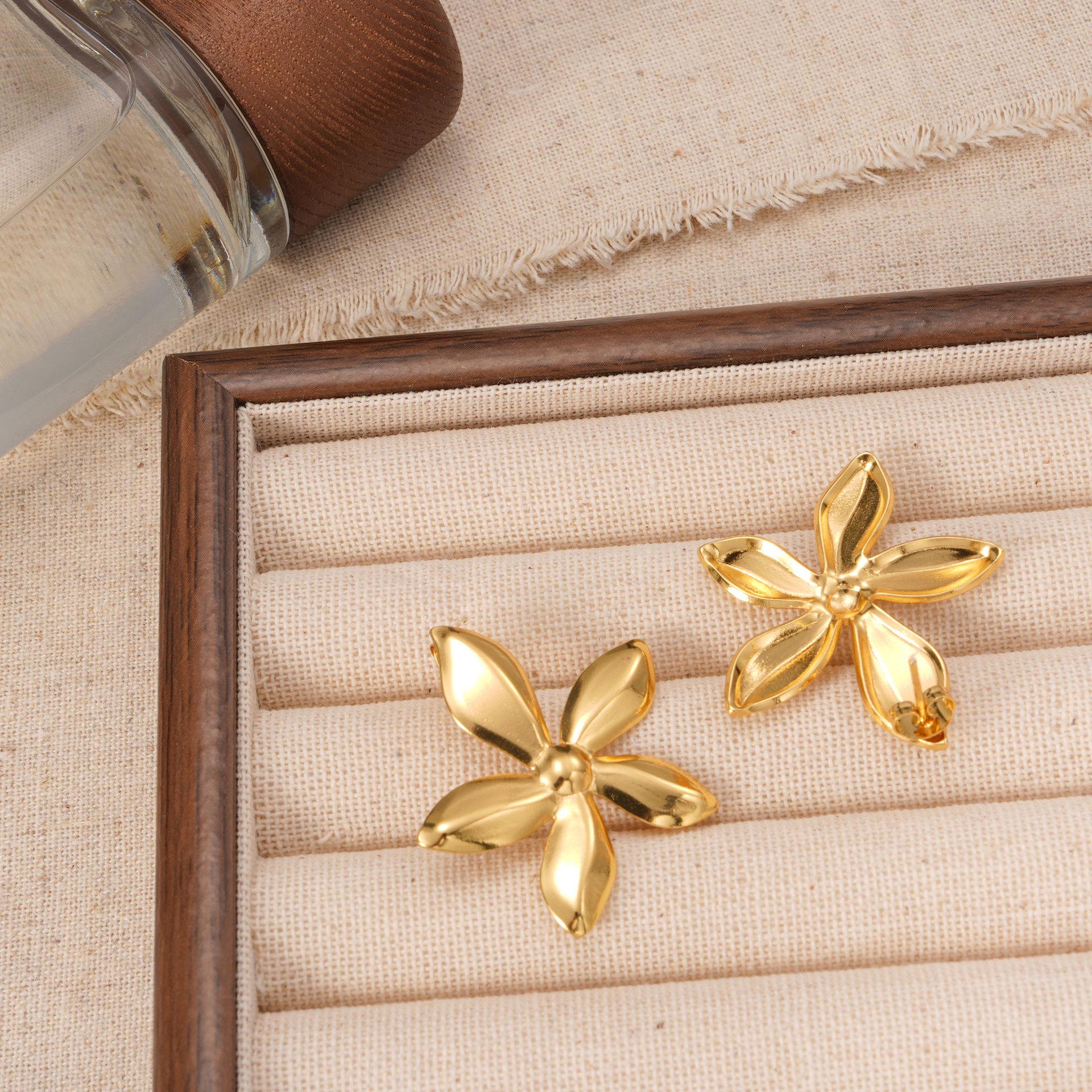 Hong Kong Style Geometric Gold Flower Earrings: Simple, Versatile, Trendy Design to Enhance Facial Features золотий
Hong Kong Style Geometric Gold Flower Earrings: Simple, Versatile, Trendy Design to Enhance Facial Features золотий