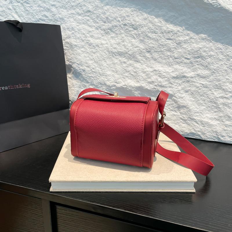 Новая сумка-мессенджер темпераментная ретро универсальная высококлассная нишевая дизайнерская сумка-коробка на одно плечо мессенджер маленькая квадратная сумка красный
Новая сумка-мессенджер темпераментная ретро универсальная высококлассная нишевая дизайнерская сумка-коробка на одно плечо мессенджер маленькая квадратная сумка красный