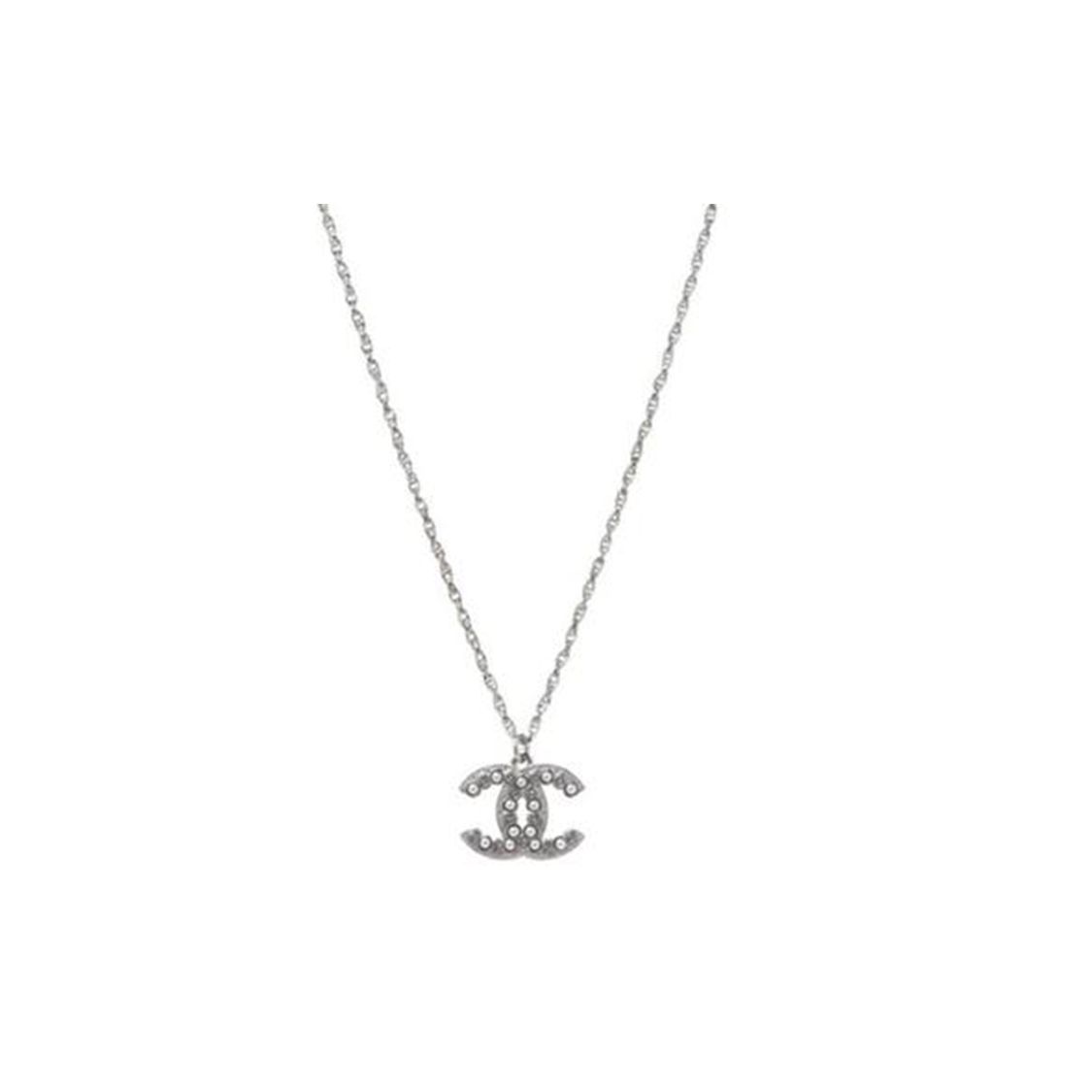 Жіноче кольє Chanel з інкрустацією перлами Double C Срібне AB7342-B06912-NF805 Box+Padding Board,F,Silver
Жіноче кольє Chanel з інкрустацією перлами Double C Срібне AB7342-B06912-NF805 Box+Padding Board,F,Silver