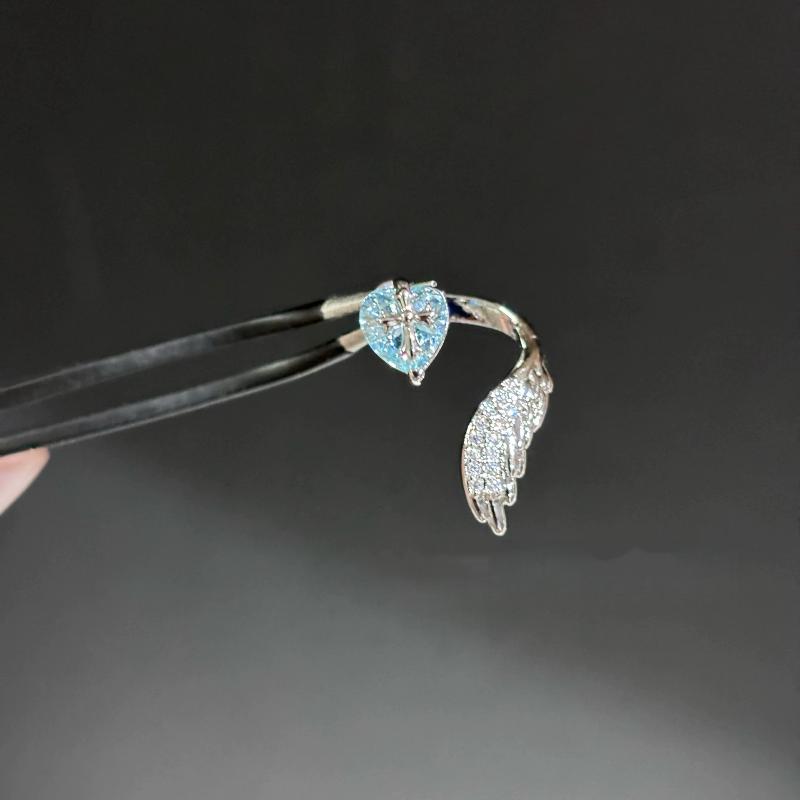 1 шт. Милый крутой гвоздик для козелка с крылом для женщин, блестящие циркониевые серьги-пусеты в форме креста и сердца, аксессуары для пирсинга тела
1 шт. Милый крутой гвоздик для козелка с крылом для женщин, блестящие циркониевые серьги-пусеты в форме креста и сердца, аксессуары для пирсинга тела