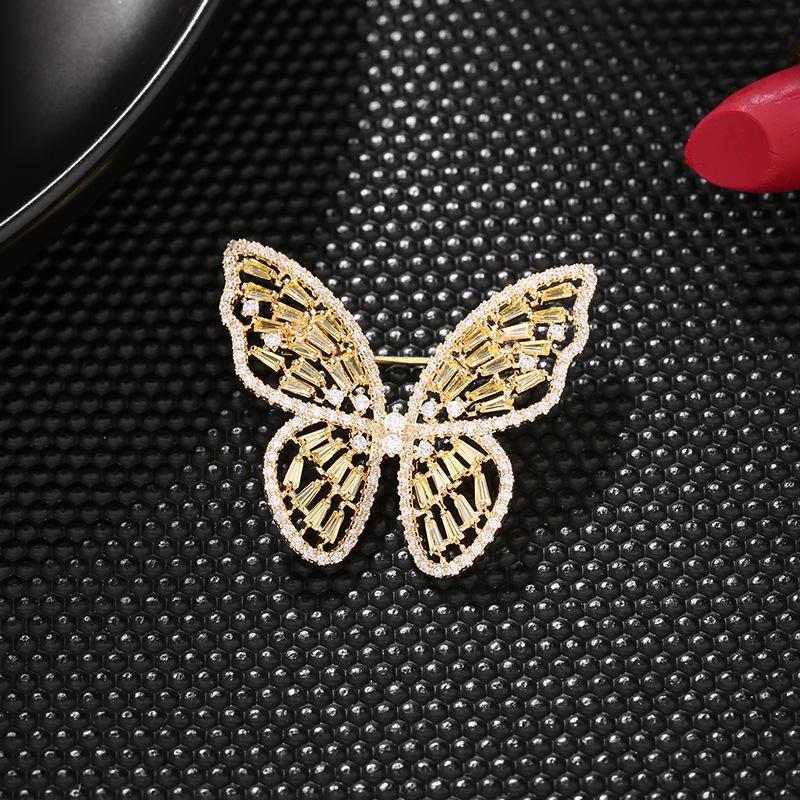 Нишевый дизайн, корейская версия, модный костюм, фиксированная булавка для кардигана, шелковый шарф, пряжка, полый циркон, инкрустированная бабочка, брошь
Нишевый дизайн, корейская версия, модный костюм, фиксированная булавка для кардигана, шелковый шарф, пряжка, полый циркон, инкрустированная бабочка, брошь