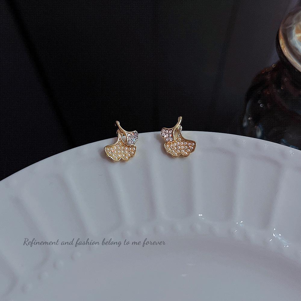 Korean Pearl Ginkgo Leaf Earrings: Elegant Retro French Design, 925 Silver Studs, Trendy and High-End.
Korean Pearl Ginkgo Leaf Earrings: Elegant Retro French Design, 925 Silver Studs, Trendy and High-End.